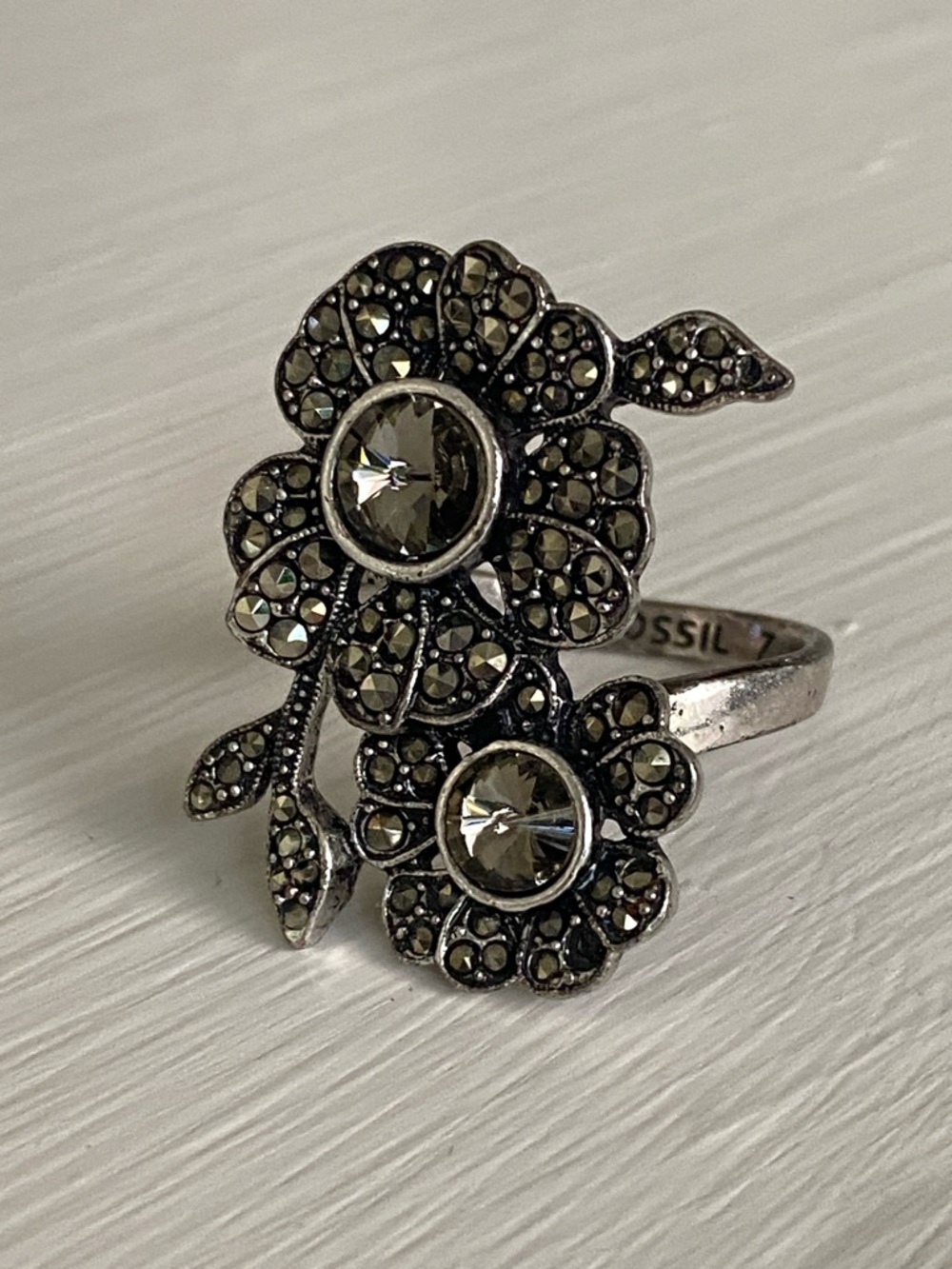 Fossil Black Flower Ring Marcasite Accents Shimmery Festival Concert Spring - Picture 8 of 16